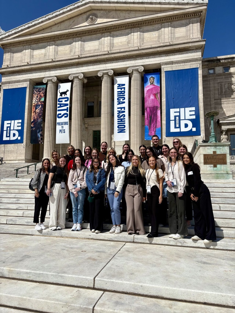 Students in front of Field Museum in Chicago